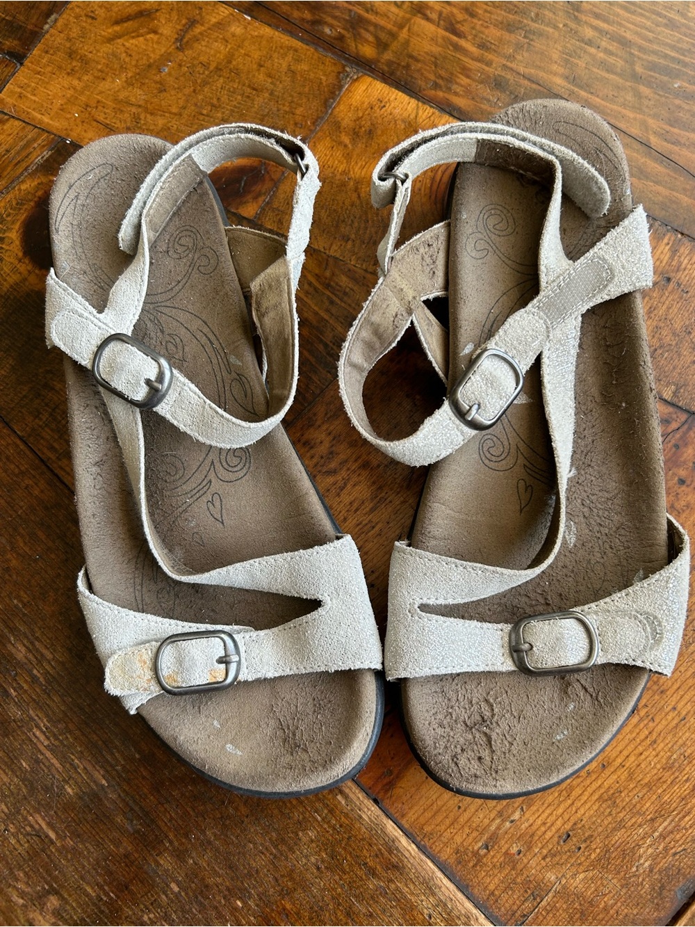Taos size 9(40) Beauty Sandal in cream metallic.